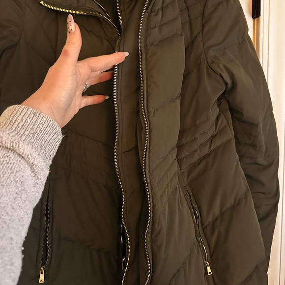 Women's Quilted Puffer Coat - Olive Green - Picture 5 of 5